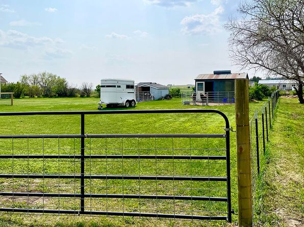 1417 6th St SW, Watford City, ND 58854