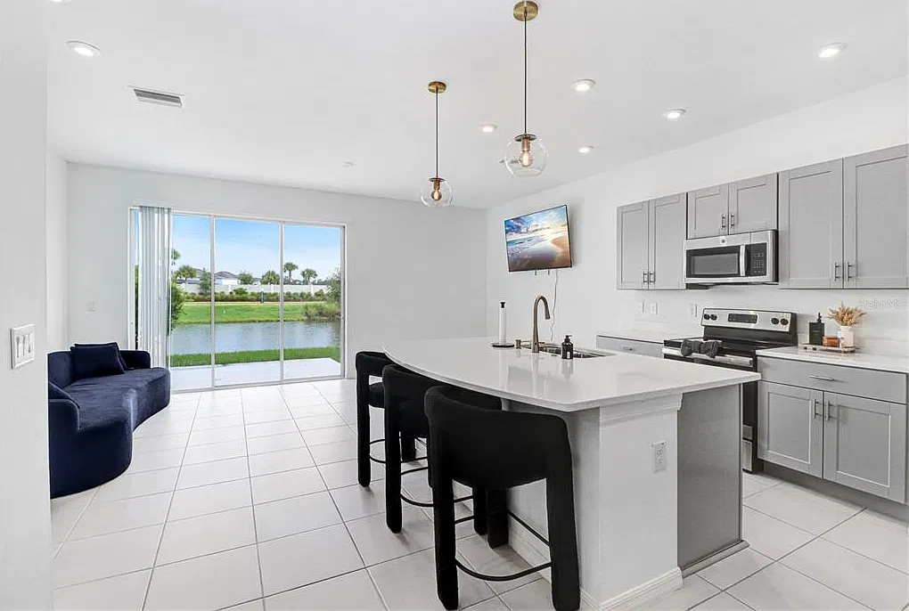 3 bed, 2.5 bath, 1373 sqft, $2,100 — Photo 4