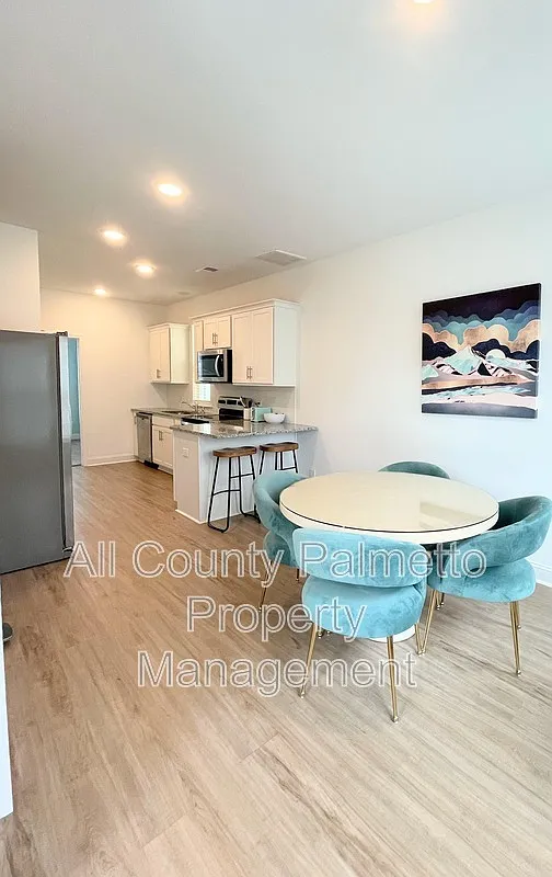 3 bed, 2.0 bath, 1140 sqft, $2,525 — Photo 2
