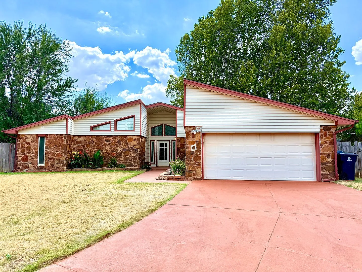 Cute! Updated 3 Bed 2 Bath in Putnam City Schools — Photo 2