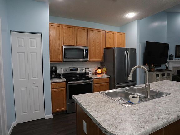 3rd image of 6384 Oak Trail Dr