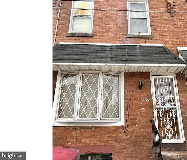 1st image of 810 E Schiller St