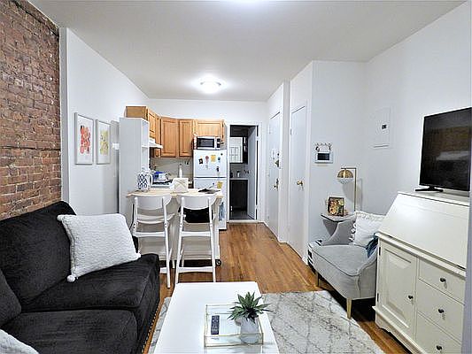 4th image of 305 E 92nd St APT 4D