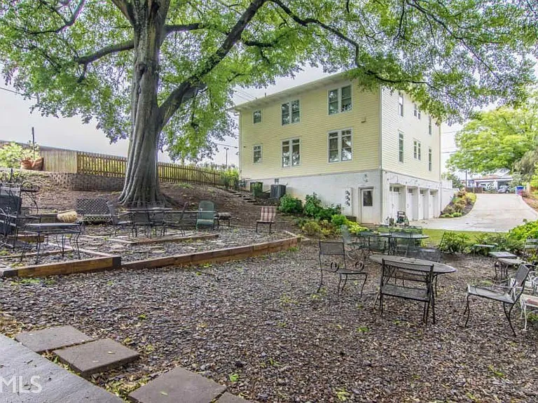 Big yard, for entertaining