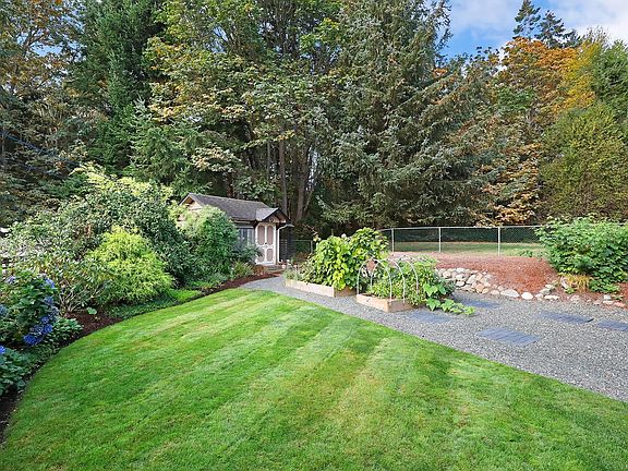 2nd image of 204 Spindrift Rd