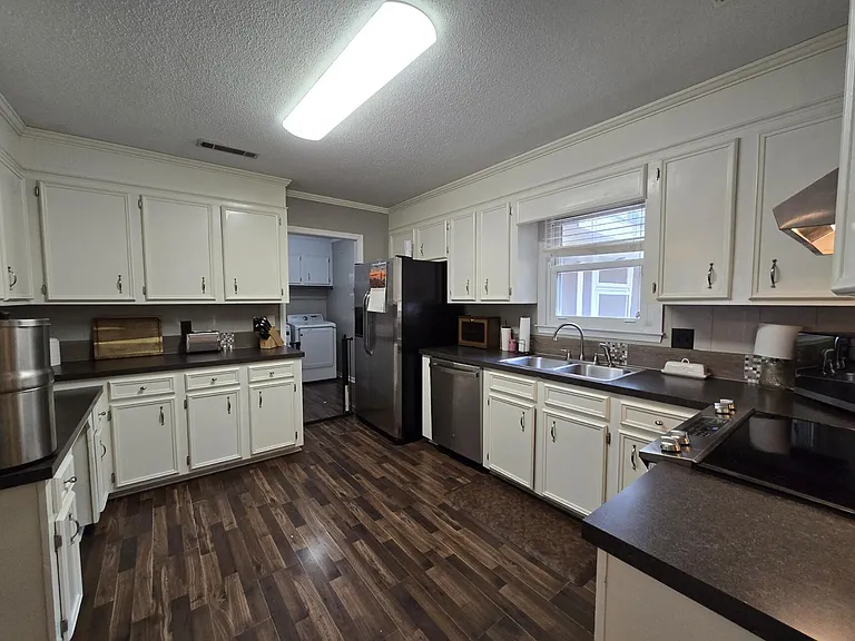 637 Sierra St — Photo 11