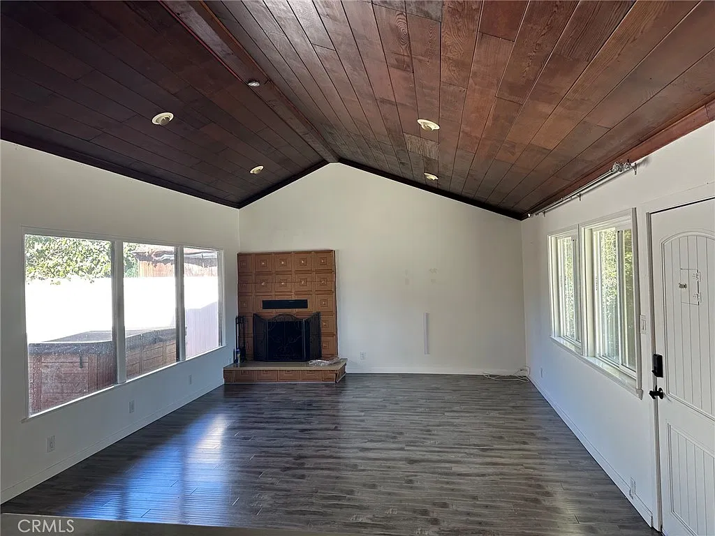 6 bed, 2148 sqft, $5,900 — Photo 2