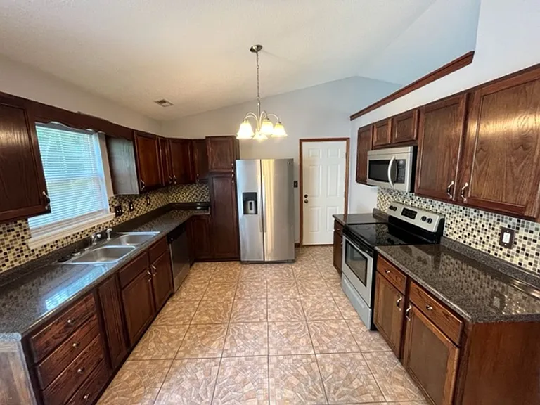212 Winterberry Ct — Photo 4