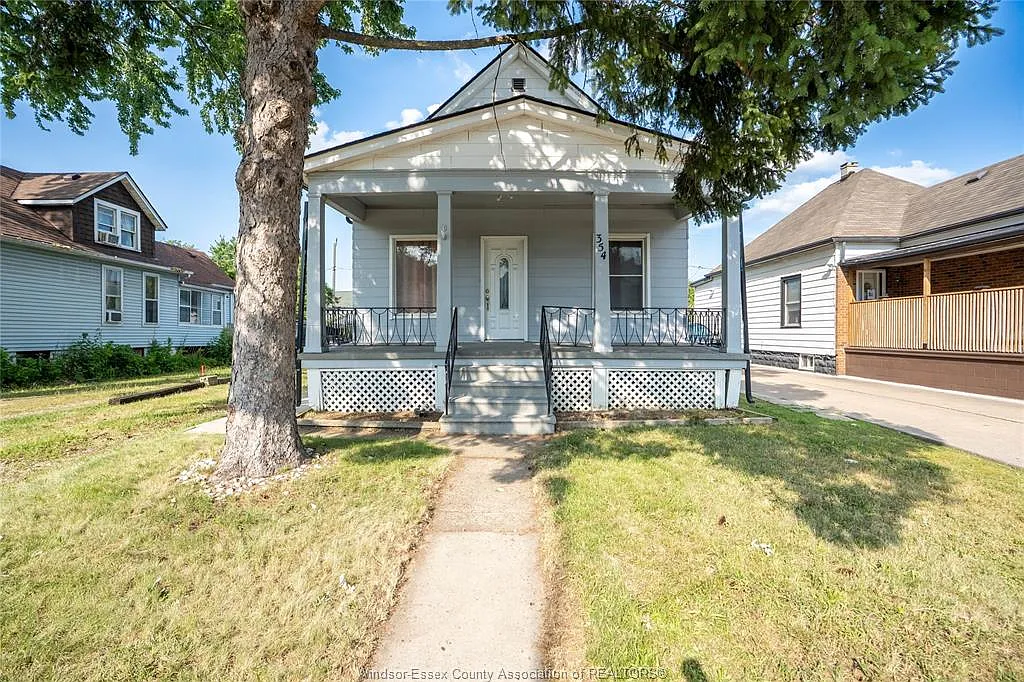 4 bed, $2,400 — Photo 1
