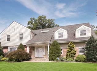 28 Flamingo Rd N, Roslyn, NY 11576