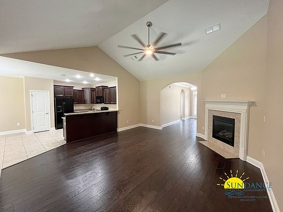 4th image of 372 Camellia Ct