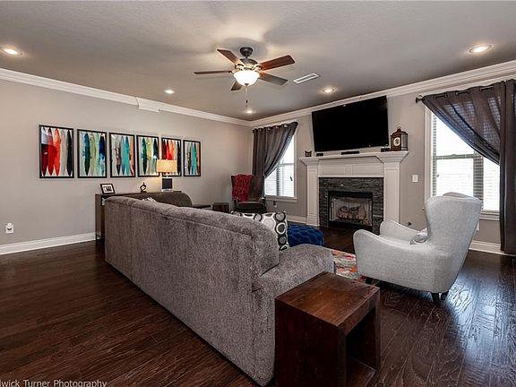 3rd image of 911 Clark Cir