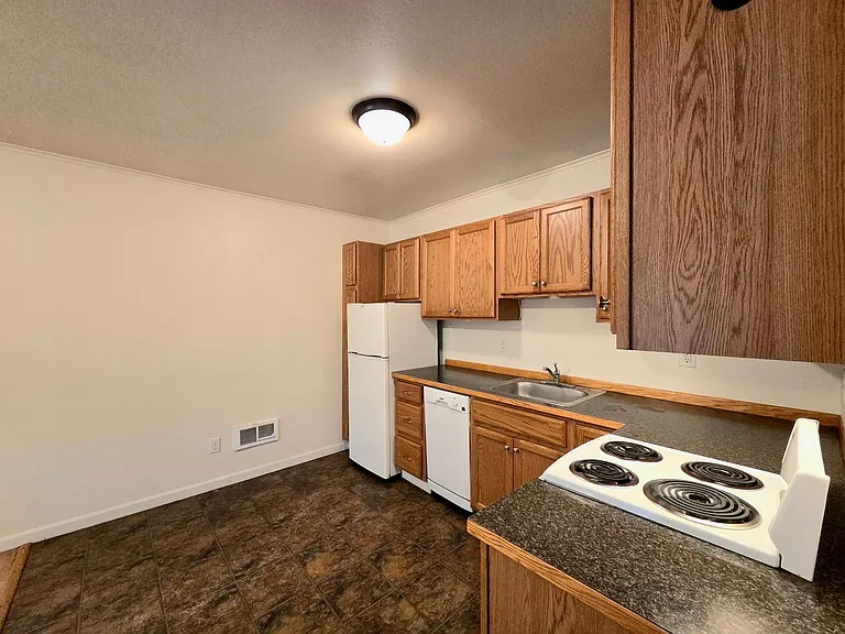 703 Pioneer Ave — Photo 8