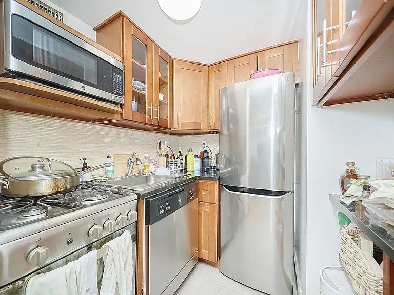 219 E 25th St #1F — Photo 8