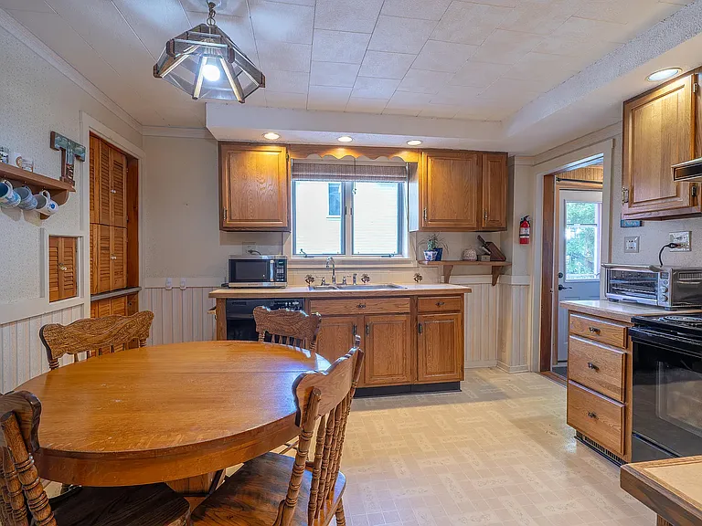 259 Grove St — Photo 3