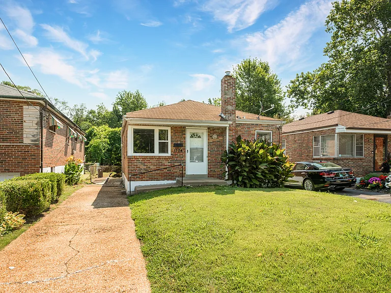 1304 Grant Dr — Photo 2