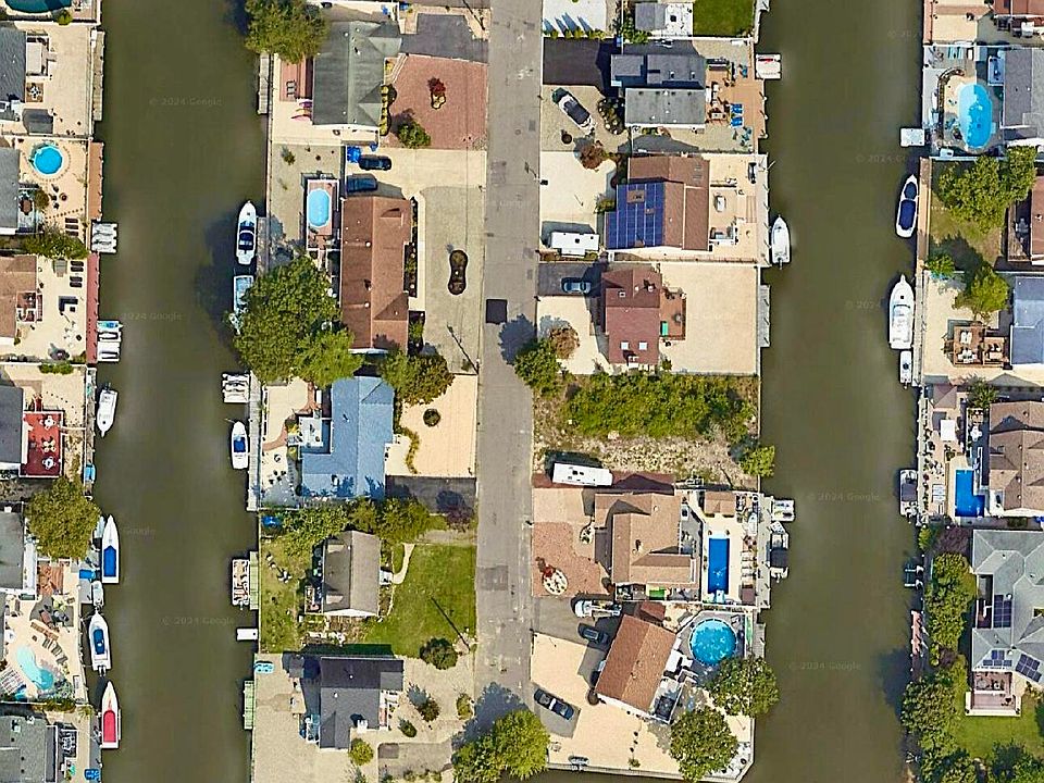 1st image of 7 Fontainebleau Drive