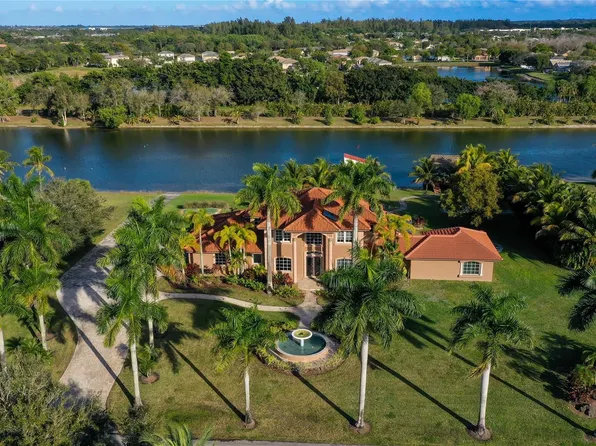 5660 Lago Del Sol Drive, Lake Worth, FL 33449