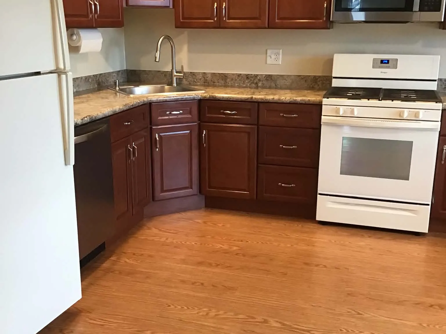 2 bed, 1200 sqft, $2,000 — Photo 2