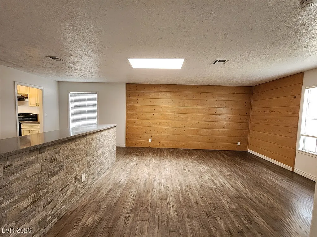 3 bed, 2.0 bath, 1714 sqft, $2,575 — Photo 4
