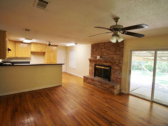 4th image of 316 Willow Wood Ln