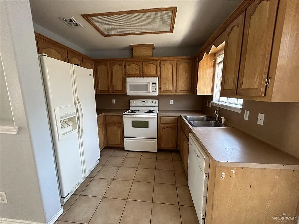 3 bed, 3.0 bath, 4592 sqft, $900 — Photo 4