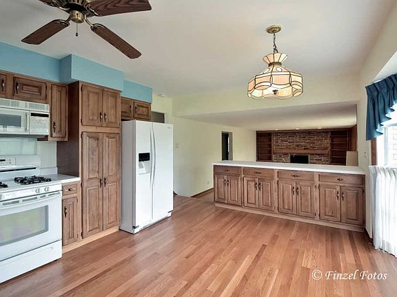 5th image of 902 W Noyes St