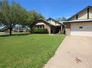 2706 Fairmont Dr, Grand Prairie, TX 75052