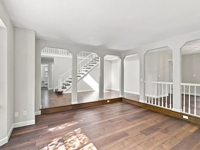 749 Glenborough Dr — Photo 4
