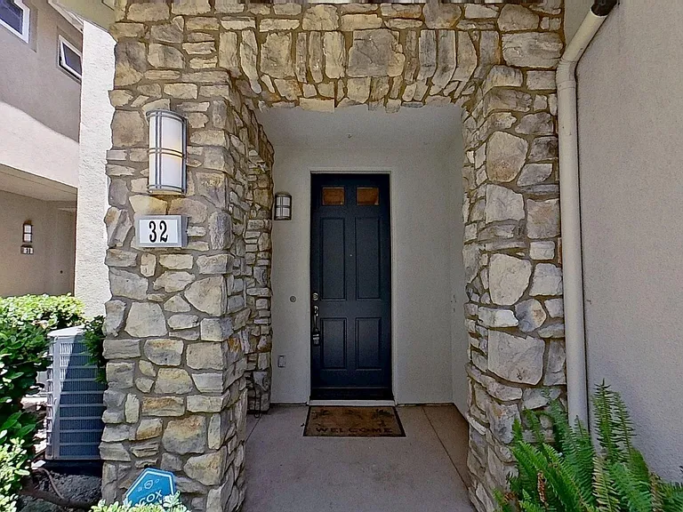 32 Meridian Dr — Photo 1