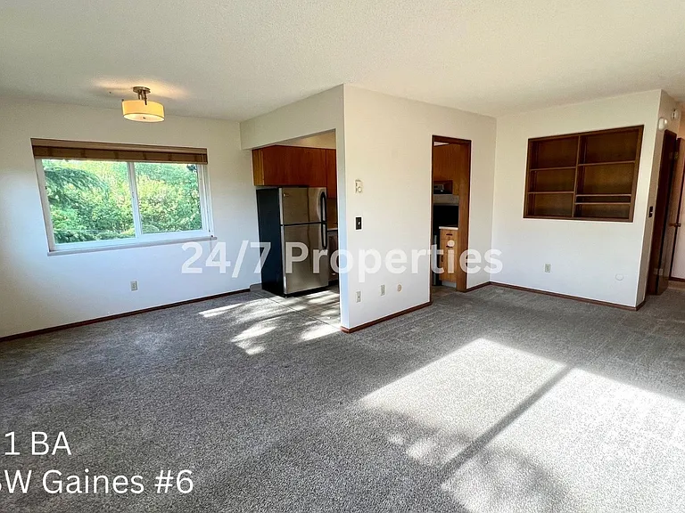 1111 SW Gaines St #6 — Photo 2