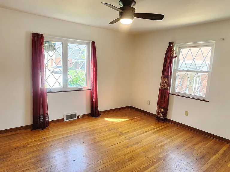 517 Clyde St — Photo 6