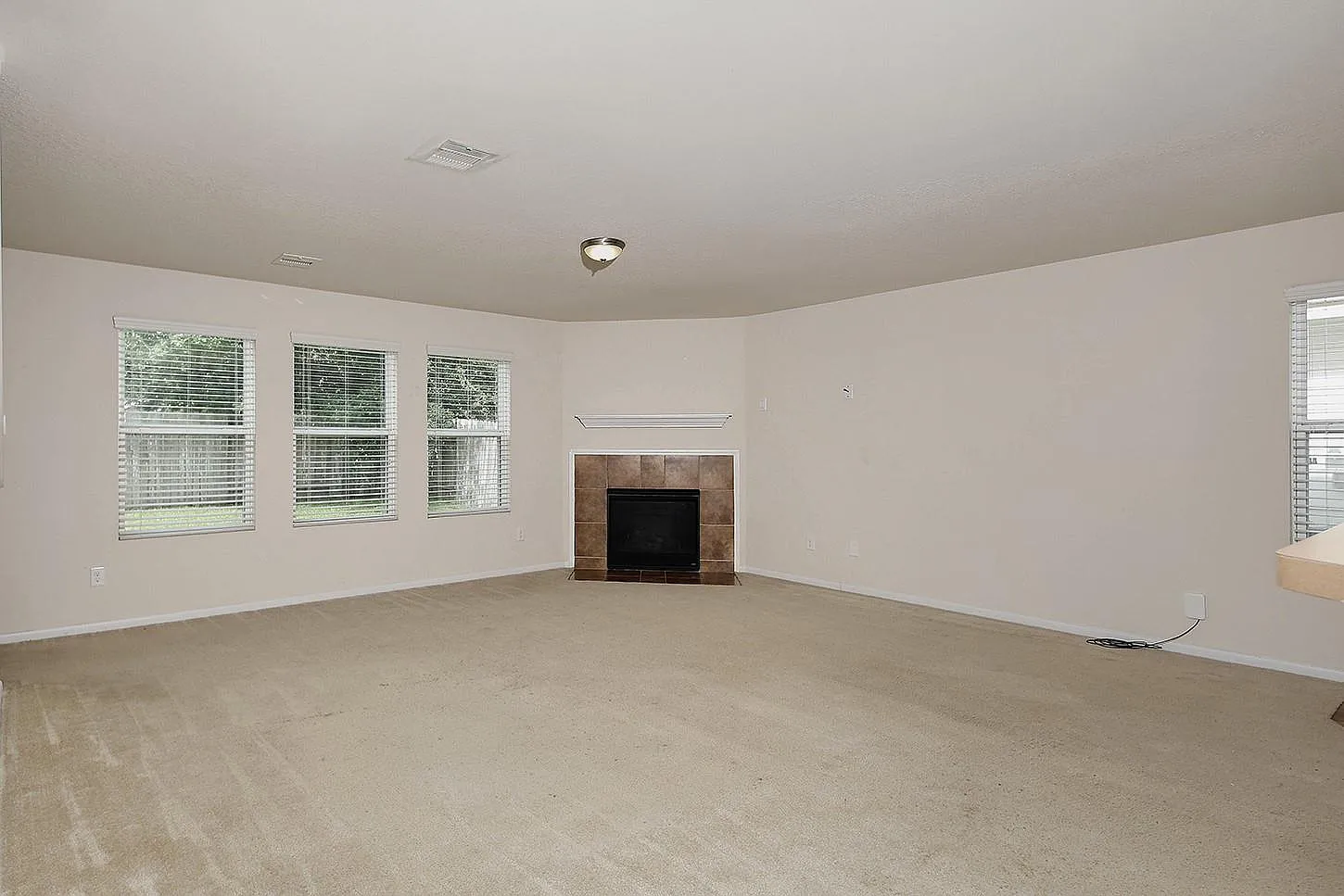 4 bed, 2.5 bath, 2344 sqft, $2,250 — Photo 2