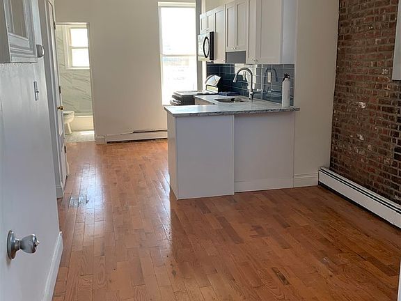 3rd image of 75 Laidlaw Ave APT 4R