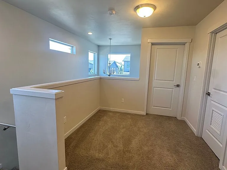 944 NE Paula Dr — Photo 7