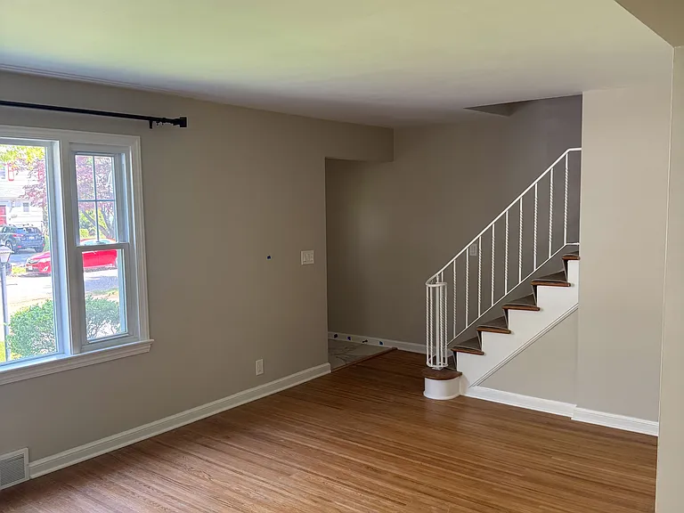 29 Stanford Rd W — Photo 3