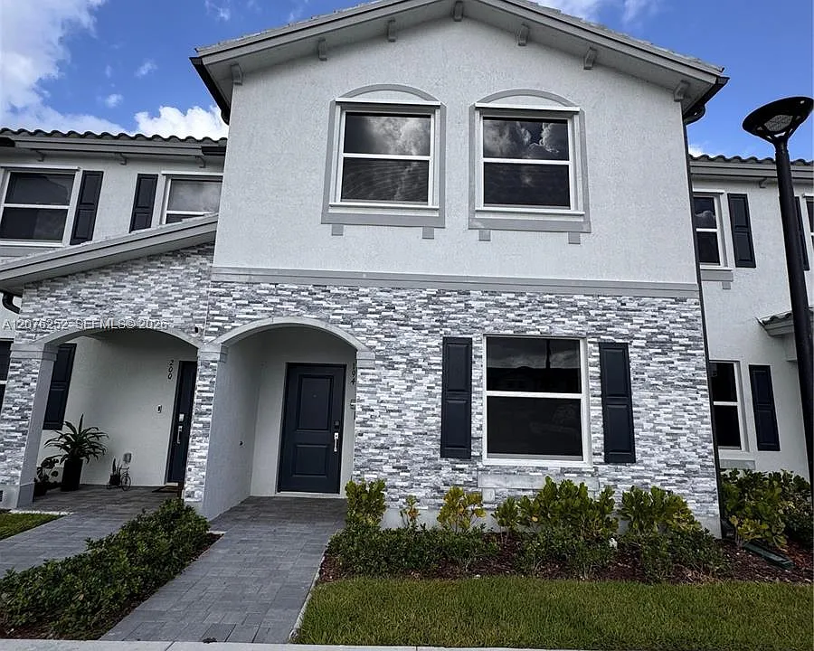 194 SE 10th Ct