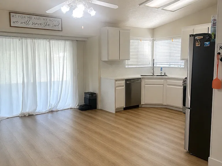 12802 Dillon Ln — Photo 2