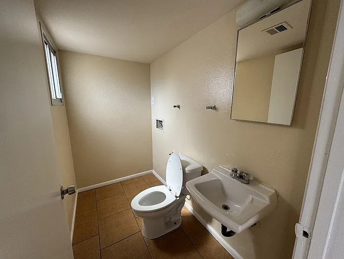 2 bed, 1.5 bath, 920 sqft, $1,095 — Photo 3