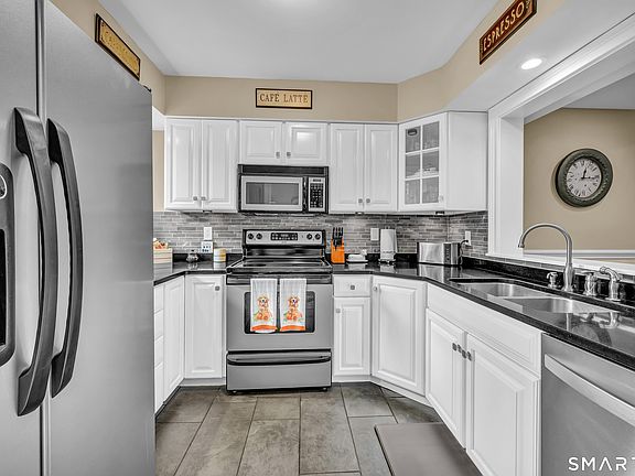 3rd image of 6 Highpoint Court #6