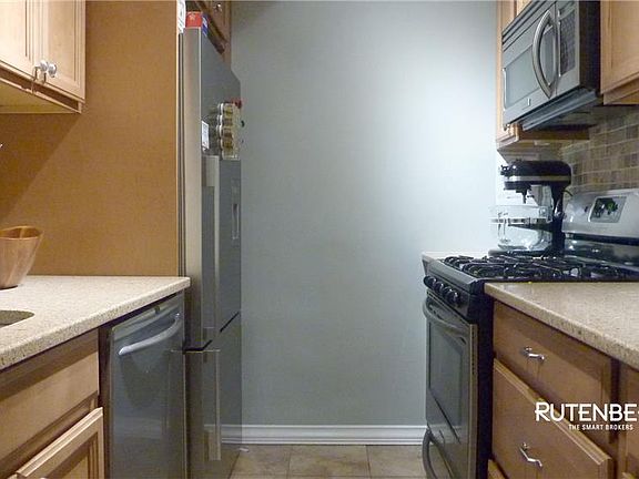 3rd image of 118 E 60th St APT 4A