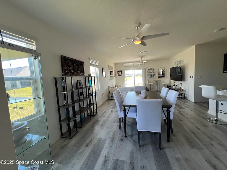 976 Trinity St — Photo 15