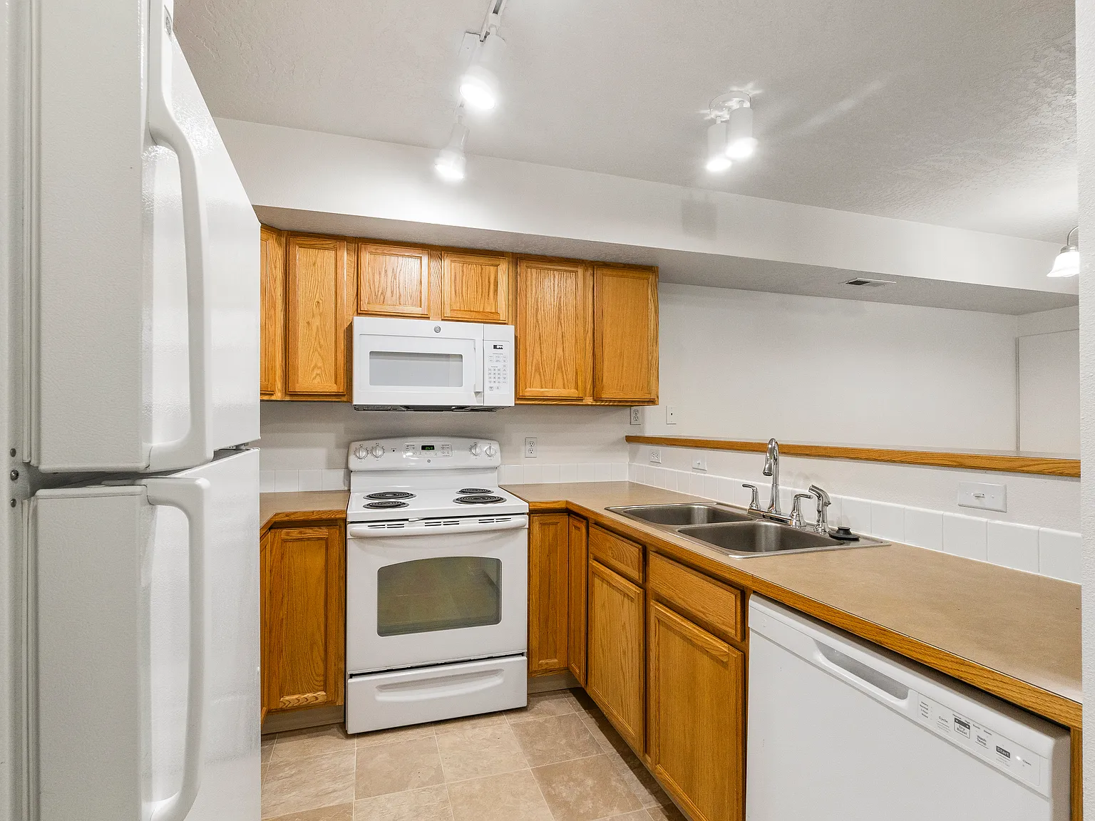 3 bed, 2.5 bath, 1350 sqft, $1,895 — Photo 3