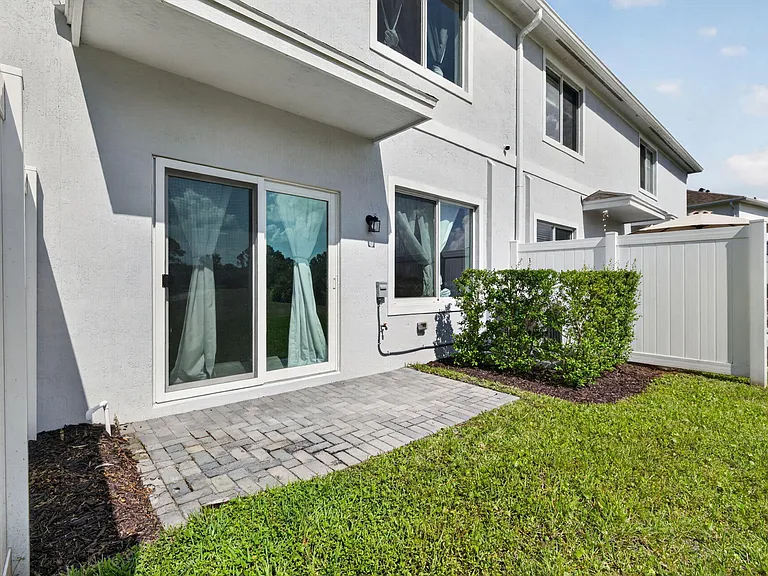 608 NE Waters Edge Ln — Photo 40
