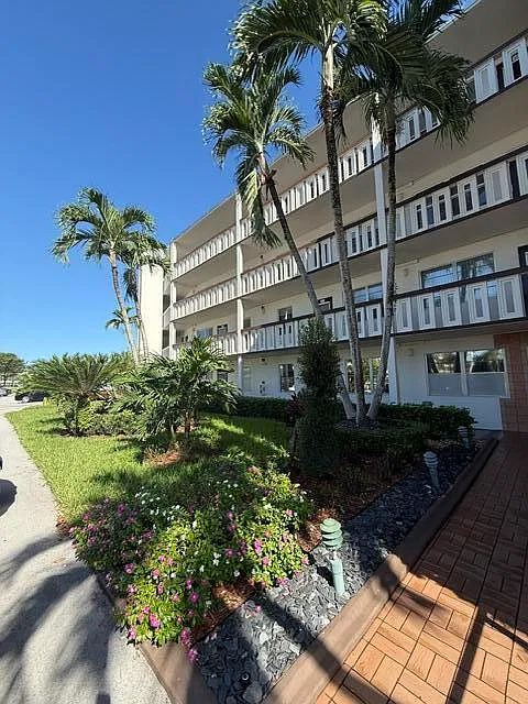 2 bed, 2.0 bath, 896 sqft, $1,700 — Photo 2