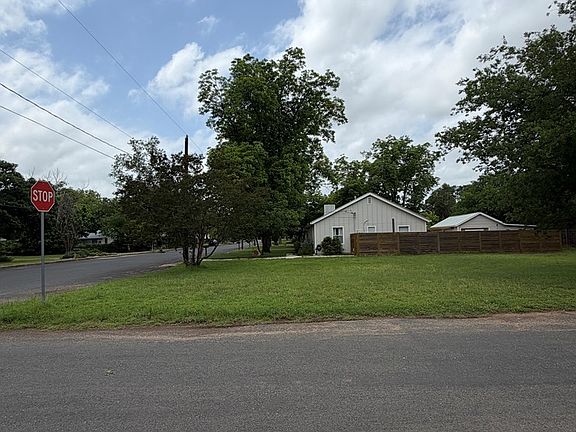 3rd image of 302 W Hackberry St