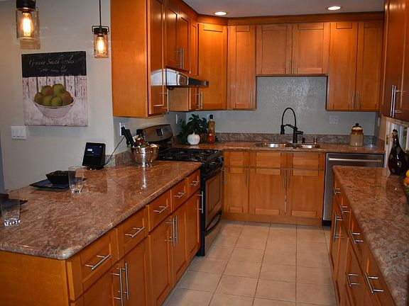 4th image of 861 Dwight Ave