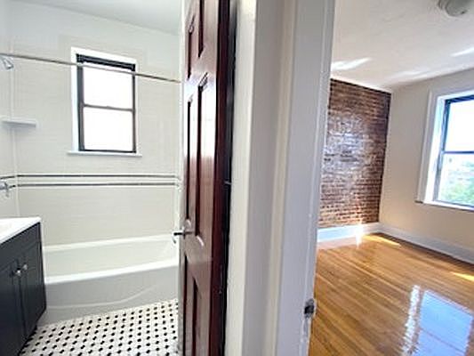 4th image of 21-32 Crescent St #D7