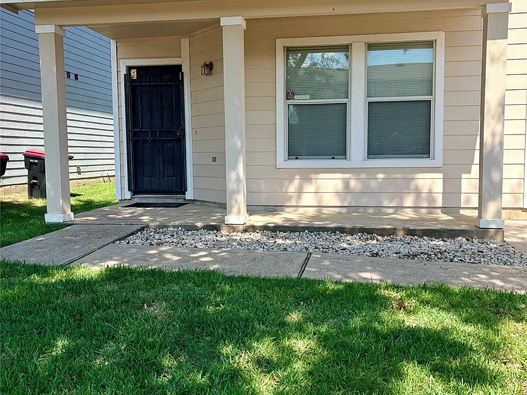 7806 Maverick Trace Ln — Photo 2