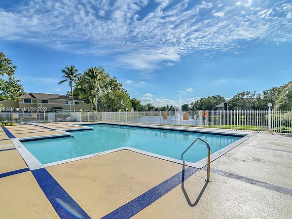 3rd image of 251 Palm Cir W APT 202